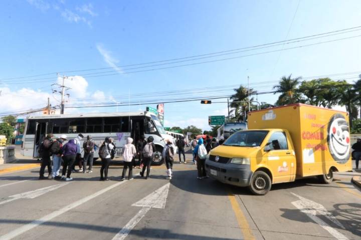 Cumplen normalistas 4 horas de bloqueos; hay silencio oficial