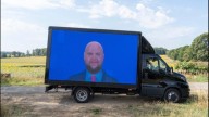 VIDEO: Una van recorre una ciudad del Reino Unido exhibiendo un meme de J.D. Vance