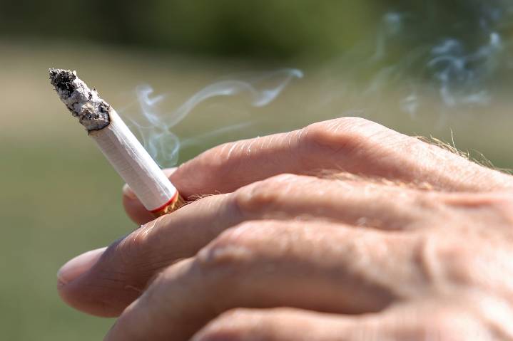 Miss Manners: Smoker at dinner party treated rudely by other guests