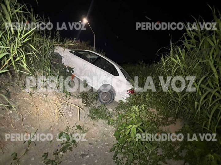 Volkswagen Vento blanco cae al río Monclova en extraño incidente