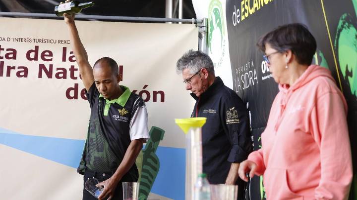 El viento obliga a aplazar el Concurso de Escanciadores de la Fiesta de la Sidra de Gijón
