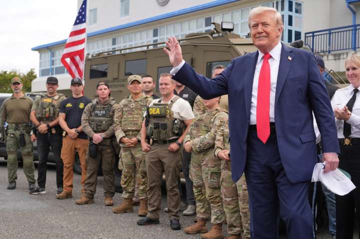 Trump visita las fuerzas federales en D.C. y dice que permanecerán “por un largo tiempo”