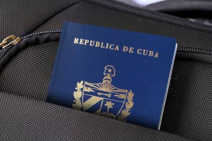 Pareja de cubanos en Miami enfrenta posible deportación tras viajes repetidos a Cuba