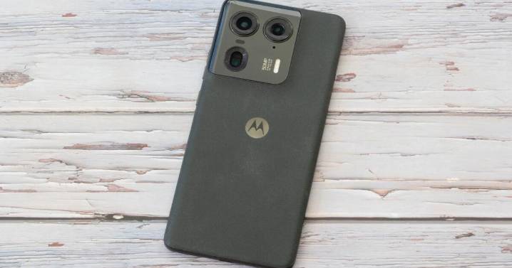 Este Motorola PREMIUM más barato que el iPhone 16 y mejor con pantalla de 144Hz, RAM de 16GB y carga en 15 minutos