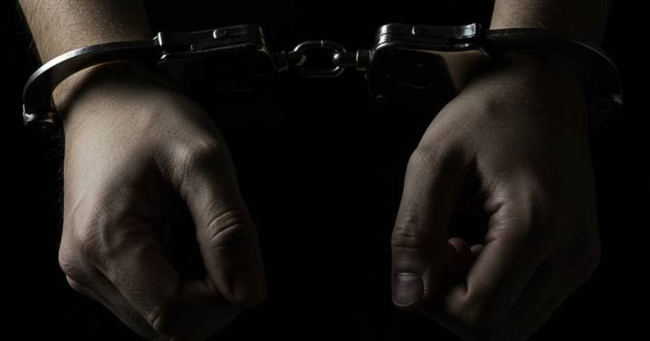 ¿No que están para cuidarnos? Detienen a policía activo con droga en Tabasco