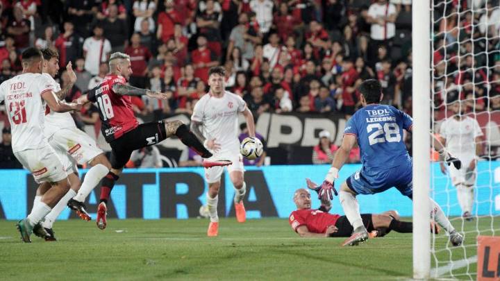 Los goles del Pipa Benedetto por ahora los hace Cocoliso González en Newell's