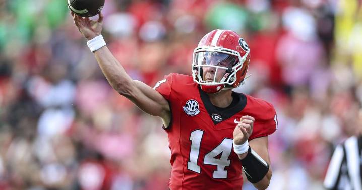 Stockton flashes dual-threat skills with 2 TD passes, 2 TD runs as No. 5 Georgia routs Marshall 45