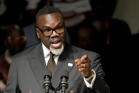 Alcalde de Chicago arremete contra Trump y niega que la delincuencia se le haya salido de control