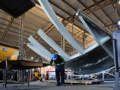 Como si fuera un avión: cómo es la reparación de los pétalos de la Floralis Genérica