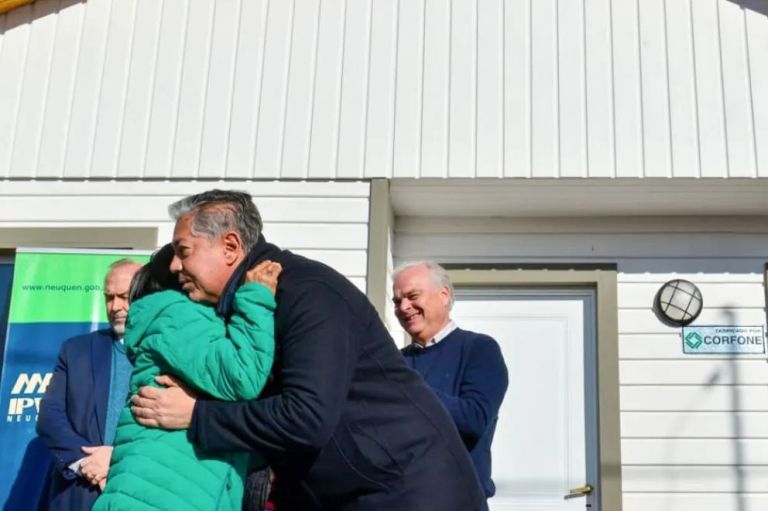En Las Coloradas, Figueroa entregó viviendas, inauguró obras y anunció nuevos proyectos
