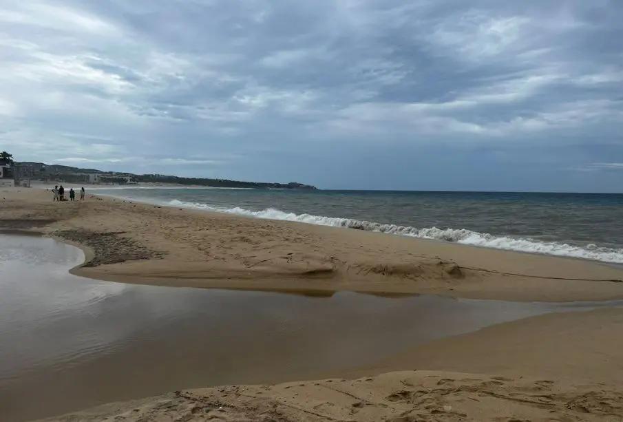 Cierran playa El Médano por descarga de aguas negras tras lluvias de Juliette