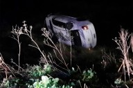 Por un espejo de agua, un automóvil despistó y volcó en Ruta 11