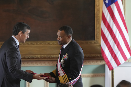 Presidente de Paraguay concede al jefe del Comando Sur la máxima condecoración militar del país