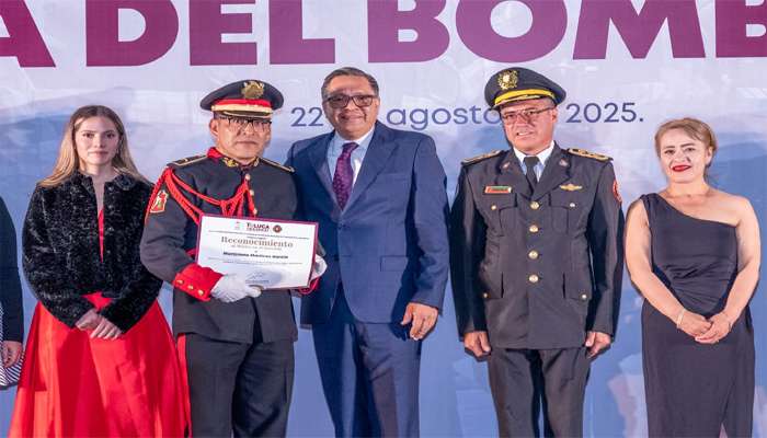 Toluca rinde homenaje a los bomberos en su día