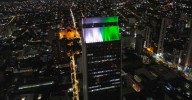¿Por qué el Edificio Coltejer de Medellín cambió de color este miércoles en la noche?