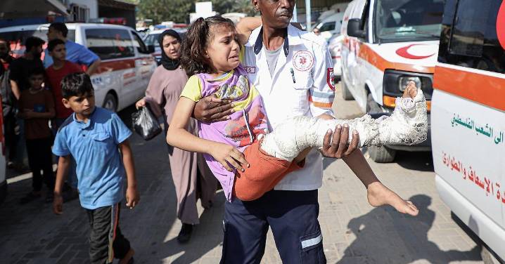 Israel mata a catorce personas, al menos tres de ellas periodistas, en un doble ataque en el hospital Nasser de Gaza