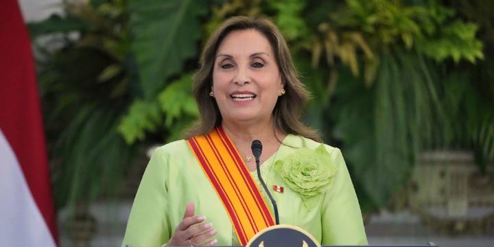 Presidenta de Perú viajará a isla Santa Rosa, la isla amazónica fronteriza reclamada por Gustavo Petro