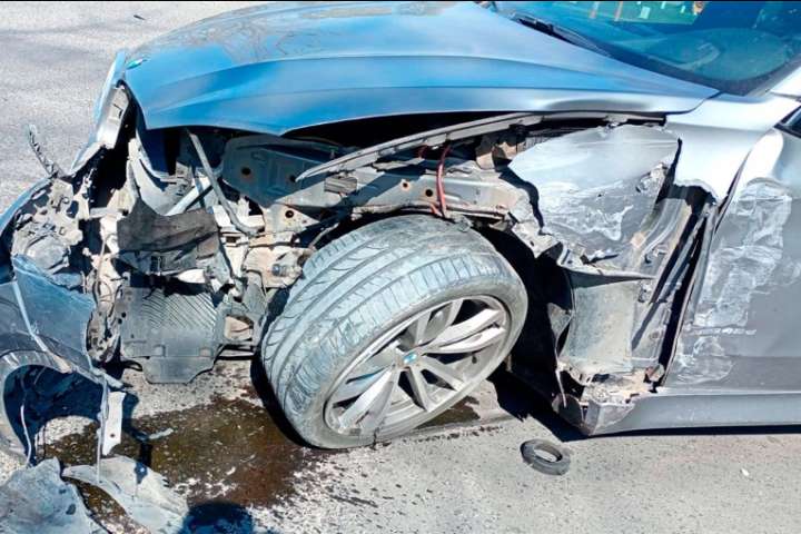 BMW chocó con una camioneta en Ruta 12 y acceso a Crespo