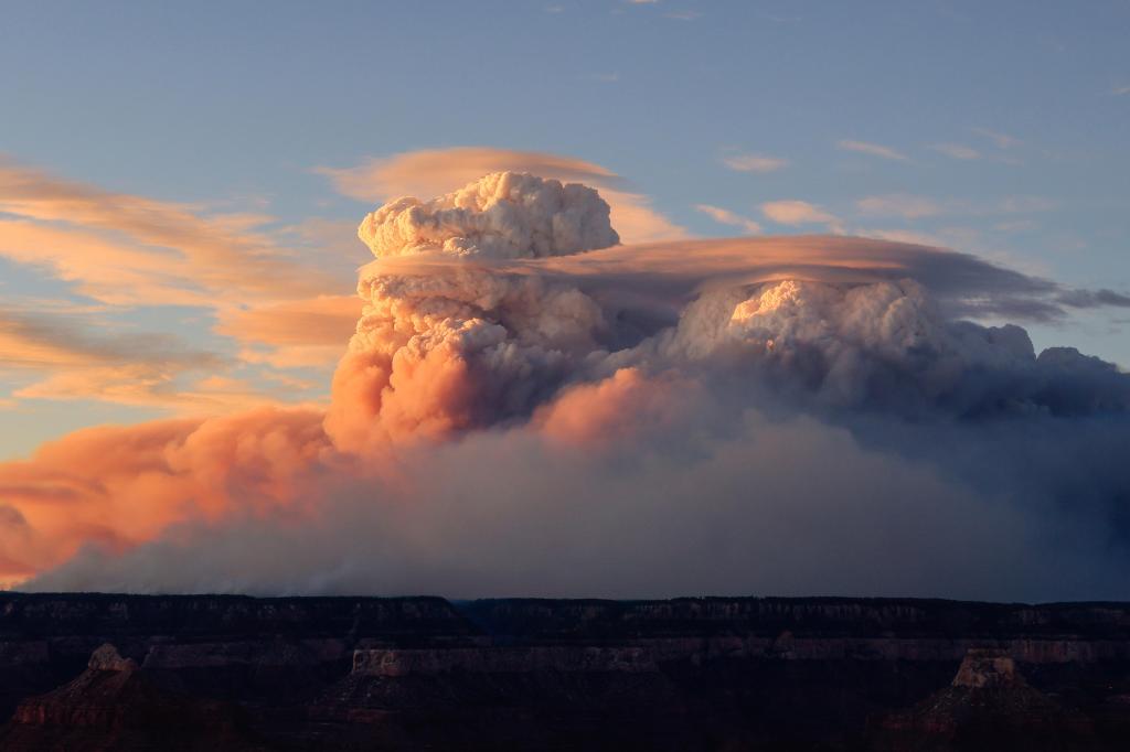 “Nubes de fuego” sobre incendios en Arizona y Utah crean su propio clima errático