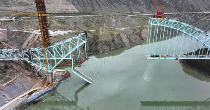 Derrumbe de un puente en China deja al menos 12 trabajadores muertos