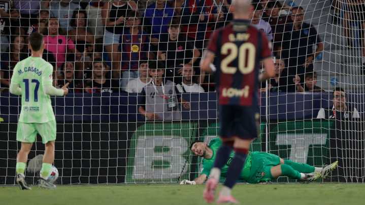 Joan García encaja su primer gol como culé