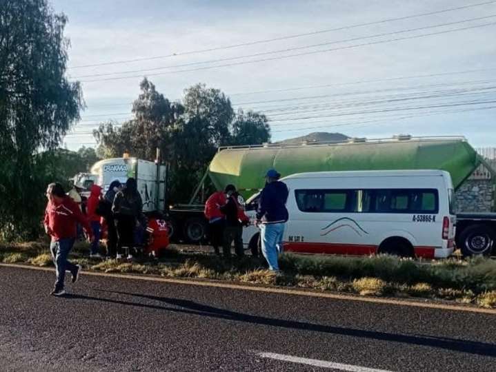 Choque entre unidad de servicio público y auto particular deja seis lesionados