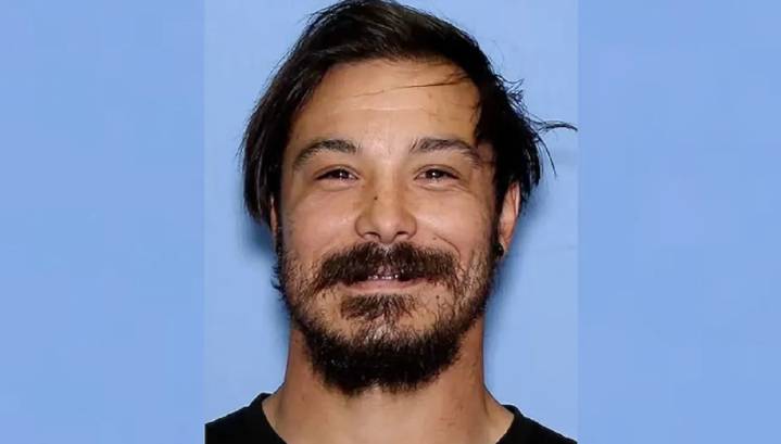 FBI encuentra huesos durante la búsqueda de Travis Decker, el fugitivo acusado de matar a sus tres hijas