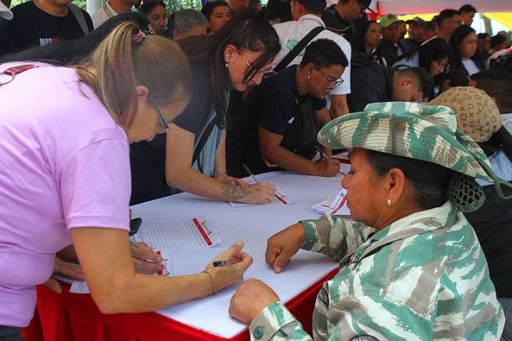 Hombres y mujeres de Paz en Caracas se alistan en defensa de la patria