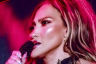 Se le sube un grillo a Jennifer López en concierto ¡y ella reacciona así!