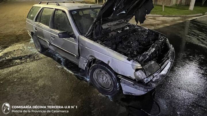 Policías sofocaron el incendio de un automóvil en el norte de la capital