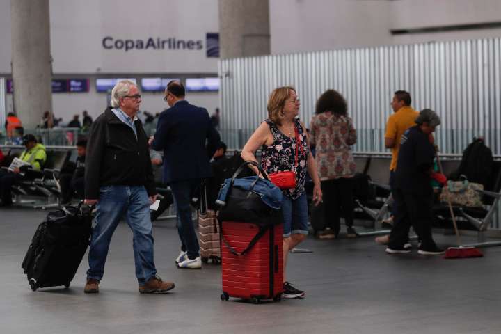 El aeropuerto de Ciudad de México reanuda su actividad tras fuertes lluvias del domingo