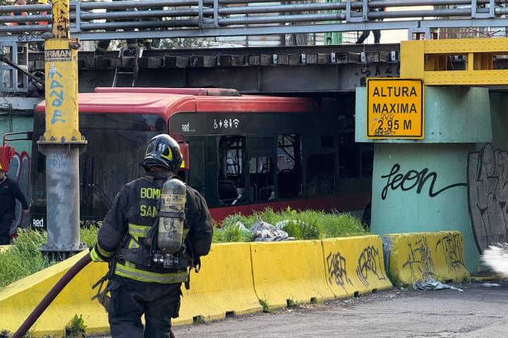 Bus eléctrico de empresa RED se incendia tras chocar con paso bajo nivel en Estación Central: tenía dos días de uso