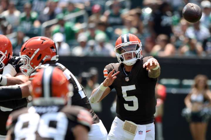 Dillon Gabriel has solid showing aside from 2 turnovers in Browns’ 22-13 victory over the Eagles: ‘There are entertainers, and there are competitors’