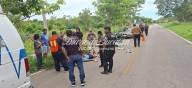 Pareja de motociclistas derrapa por bolsa de latas en la carretera Telchac Pueblo