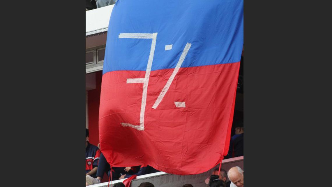 En San Lorenzo también 'jugó' Karina Milei: colgaron una bandera, breve y letal, que decía 3%