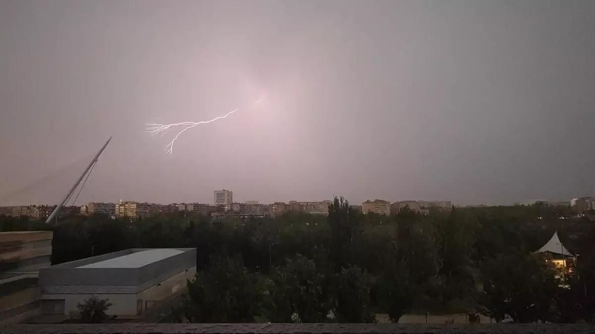 Tormenta seca en Zaragoza: 40 salidas de los bomberos en dos horas y media