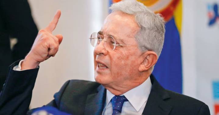 “Cada minuto lo dedicaré a luchar por la libertad de Colombia”: Uribe tras recibir boleta de libertad