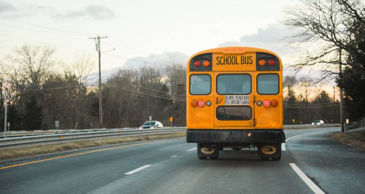 Vuelca autobús con más de 40 niños en Austin durante inicio de año escolar