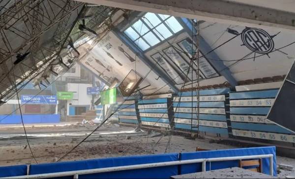 Casi una tragedia: se derrumbó el techo del estadio de Regatas de Corrientes