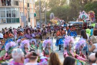Un multitudinario desfile inunda las calles de alegría