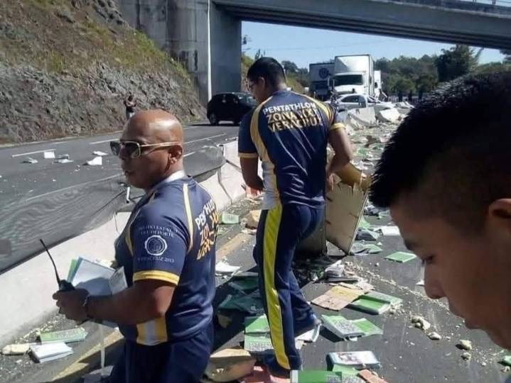 Deja tráiler regados libros de texto en autopista Xalapa