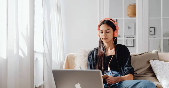 ¿Trabajas mientras escuchas música? Esto dice la ciencia sobre cómo influye en tu concentración