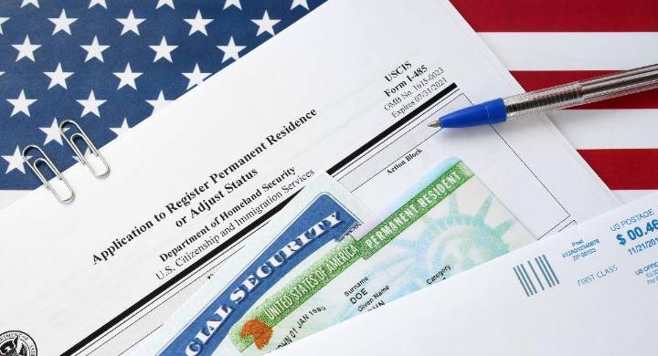 Nueva ley permite a USCIS indagar en la actividad digital de quienes pidan beneficios migratorios