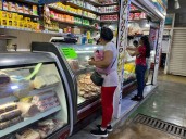 Amas de casa resuelven con queso y mortadela