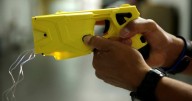 Gobierno asegura que pistolas taser no serán solo para violencia intrafamiliar y las extiende a casos definidos por Carabineros