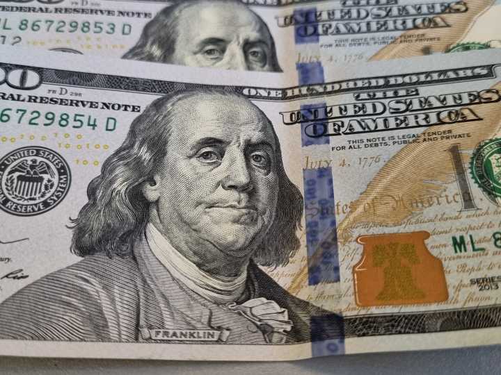 El día después del "apretón monetario" el dólar sigue quieto, pero se hunden las acciones