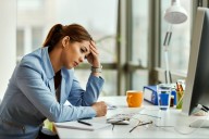 Así es como puedes entrenar a tu voz interior para apreciar la soledad y silenciar los pensamientos negativos