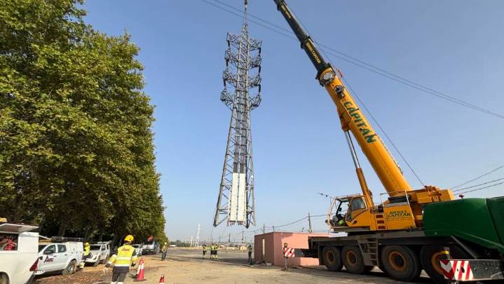 Retiradas cuatro torres de alta tensión en el recinto de la Feria de Sevilla