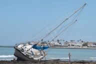 Un velero se encalla en una playa de Corralejo