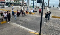 Manifestantes bloquean calles del centro de Puerto Vallarta por parquímetros y falta de agua